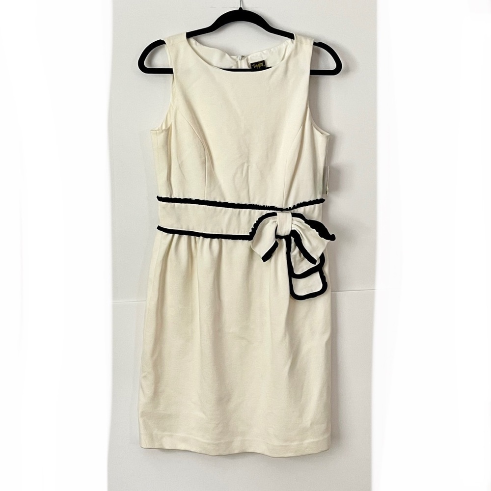 Sleeveless dress with bow at waist